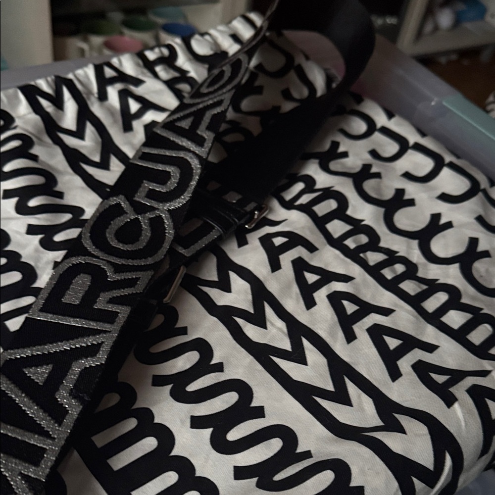 Marc Jacobs Monochrome Graphic strap